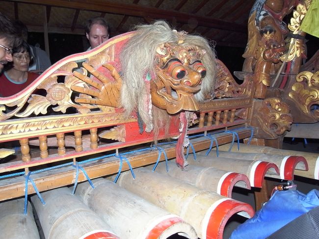 あー、ホントに本当に楽しみにしてたのに、なんでまたしても眠気が襲ってくるのー！？<br />バリミュージックと波長が合い過ぎてるみたいです。。。<br /><br />演奏終了後は観光客に楽器も触らせてくれます。<br />こんな変てこな装飾がされてたり、おもしろーい。<br />私もジェゴグ叩かせてもらいましたが、他の観光客のみなさん、大事な楽器、雑に扱いすぎてやいませんか？