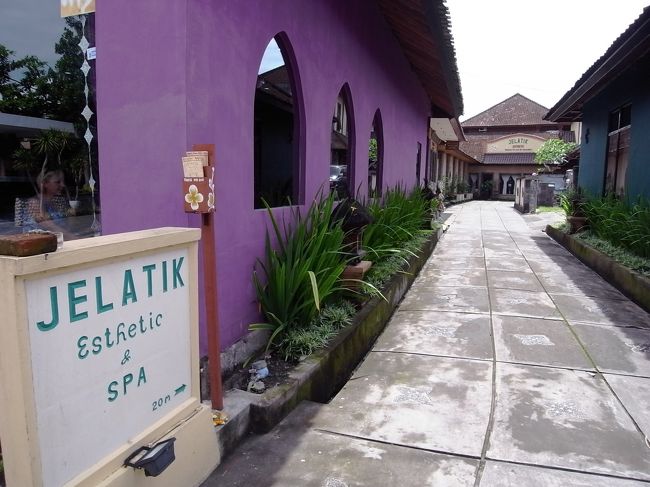 １２時にはチェックアウトなので、朝ごはんを食べたらパッキング、そしてスパへＧＯ！<br />って予定を立ててましたが、スパの予約してるわけじゃないしご飯を食べると腰が重くなる・・・<br />ホテルがこの立地じゃなかったら絶対行かなかったと思いますが、気持ちを奮い立たせて超有名街スパ「ジェラティック」に向かいました。<br /><br />徒歩でじゃらんじゃらんしながら向かってましたが、途中モンキーフォレストが近づくと、前を歩いていたバナナを持った欧米人が、猿に襲撃されてました。マジ怖い〜。<br />モンキーフォレスト観光してないけど、この光景で十分です。<br /><br /><br />