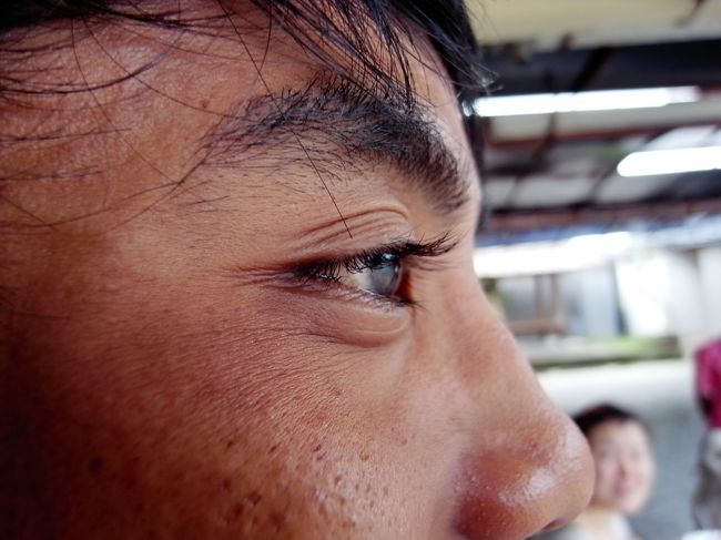 続いて、立ち寄ったのが、チュルク村の銀細工の工房。<br />応対してくれたお兄ちゃんのまつげが長すぎて、シルバー製品よりこっちのが欲しい！<br />写真に撮らせてもらいました。すごいきれいでしょ？<br />まだ若干20歳だそうです。<br /><br />まつげトークで盛り上がってる様子を見てたお店のかわいいお姉ちゃんが、もっとすごいかわいい子、連れて来るって言うもんだから待ってると。