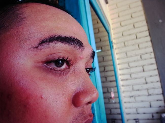 ごっつい男！！男なの？<br /><br />かわいい連発するからてっきり女の子だとばかり思ってたよ・・・<br />確かにこの天然カールは素晴らしいけど、ちっともかわいくないんですけど。<br />とりあえず、私も別に写真撮りたくないし、彼も無愛想な感じで撮られたくなさそうだったけど、かわいいお姉ちゃんが盛り上がってるから、その勢いに負けてとりあえず１枚パチリ。<br /><br />私的には、彼女こそがこの旅を通して、ＮＯ１バリ美人だったと思うのに、こんな仏頂面より彼女の写真撮っておけばよかったぁ。<br /><br /><br /><br />