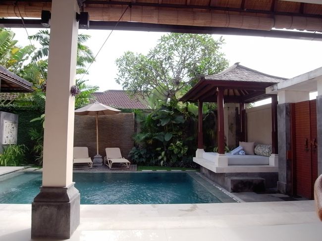 じゃーん、私たちのお部屋です。<br />最高！てか、ほんとウブドとスミニャック逆じゃなくてよかったー！<br /><br />ヴィラは１号室から２８号室まで長屋のように横一列に並んでおり、私たちはフロントから一番遠い２８号室でした。２８号室の先はスパ棟があるのみ。<br />あまりにも遠いので、バギーで送ってくれます。<br />