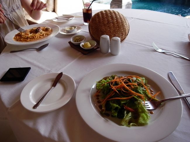 って私が感動してる間に、友達はもうプールでひと泳ぎしてました。<br /><br />でも４時には昨日のタマンちゃんがお迎えに来て、本日はウルワトゥのケチャダンスです。<br />昨日のキンタマーニ状態で「また来年ね〜♪」ってことになったらどうしようかと思ってましたが、今日は晴天。夕日がよくみえそうです。<br /><br />その前にお昼を食べてなかったので、急いでルームサービスたのみました。<br />お食事も日本レベルのクォリティで文句なし！