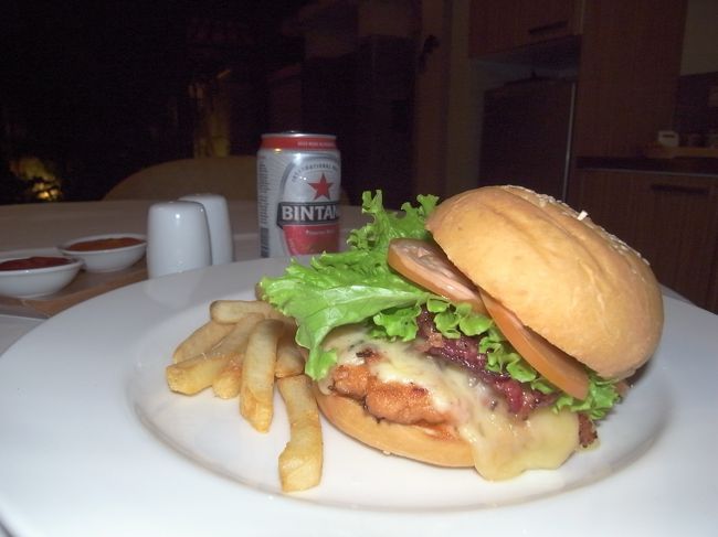 ウルワトゥからの帰り道に、地元のスーパーに寄ってもらって、ビンタンビールを買いこんできました。<br />タマンちゃんとドライバーさんにもお世話になったので、ビールをおすそ分けし、握手で別れました。<br /><br />もう、あとはひたすらヴィラで過ごします。<br />お夜食だって、ルームサービス。<br />ハンバーガー、おいしかったー！<br /><br />この日の深夜は日本対デンマークです。<br />こっち時間で２時頃からでしたかね。<br />テレビつけたままベッドに横になり、やっぱ眠気が襲ってきてダメでした。でも時々ふっと意識が戻ってきた時に結果を確認し、ゴールシーンリプレイしてくんないかなと思いつつまた眠りに落ち、結局はほぼ寝てました。