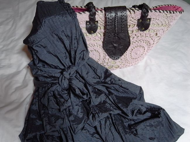 〔4日目の戦利品　その１〕<br />ピンクのかごバッグ450,000ルピア、グレーのチューブトップのワンピ（スカートとしても２way可）252,000ルピア。<br /><br />両方ともウブドの「ＡＨＩＭＳＡ」というお店で購入しました。いつ買ったかというと、スパ終了後ホテルに戻るまでの間。<br />スパ終わりでタクシーを探そうとしてると、友達が『あ、私のワンピース！』って言って「ジェラティック」のすぐそばのお店に吸い込まれていきました。<br />「ＡＨＩＭＳＡ」はウブドに3店舗ほどあるようです。だから別の場所を歩いてたときに他の店舗のディスプレー見て気になってたワンピにここで運命の再会！<br />時間のない中試着し始め、１０分足らずの怒涛の買い物タイムとなりました。じゃ、私もってことでワンピを試着し購入、支払い中に目に入ったバッグもこれも買う〜ってノリで購入♪<br />時間がなくても出会えるときには出会えるもので、思いがけずいい買い物ができました。かなり気に入ってます☆☆☆<br />