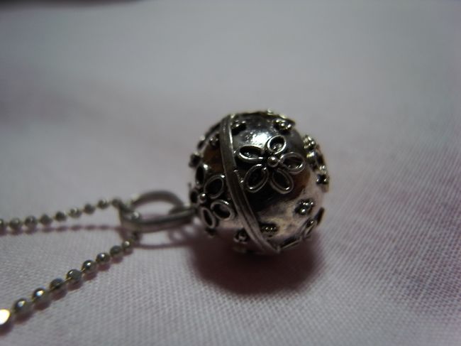 〔4日目の戦利品　その２〕<br />ガムランボールのネックレス3,000円で購入。<br />銀細工工房で例のキュートなまつげ兄ちゃんから買いました。プルメリアの細工がかわいいです。<br /><br />ネックレスを試着してる時に、私が『これかわいいけど、ドラエもんみたいじゃない？』って言ったことにまつげ兄ちゃんがバカウケ！<br />バリ人のバカウケに初めて遭遇し、その屈託のない笑顔にやられました！よっしゃ買ったるっと1円も値切らずに買っちゃったのです。<br /><br />支払いは米ドル、円、ルピアのどれでもOKでした。<br />大きなギャラリーで、お客さんはほとんど日本人だそうです。日本円で支払うと、お釣りも日本円でくれました。<br />ここのお店では100ルピアが1円、100円が1ドルというざっくり換算レートだったので、都合のよい通貨を使うのがよいと思います。今のご時世ドルだと気持ちお得ですね。<br />でも、それ以前に価格設定がかなり割高なんですって！そんなレートを気にする前に値切り交渉のが大事だった・・・同じ値段で２つ買えたかもー。。。<br /><br />でも楽しい思い出ももらったので、その思い出はプライスレス！<br />彼が今後来る客に、「ドラエもんみたいでかわいいね」なんて言ってたら売り上げ落ちるだろうなと心配してます。<br /><br /><br /><br /><br />