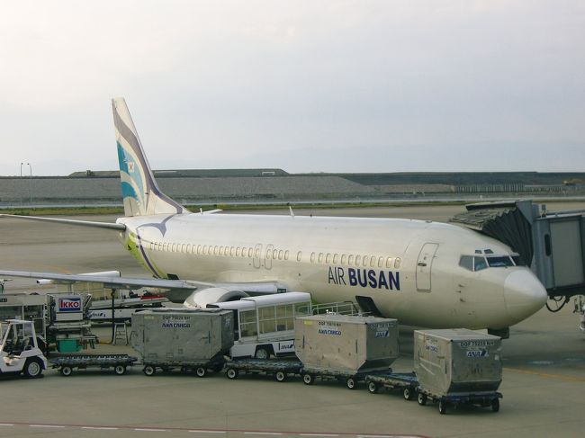 はい！これに乗ります。<br /><br />機内は中央の通路を挟み左右が各々<br />スリーシートのコンパクトな機材^^