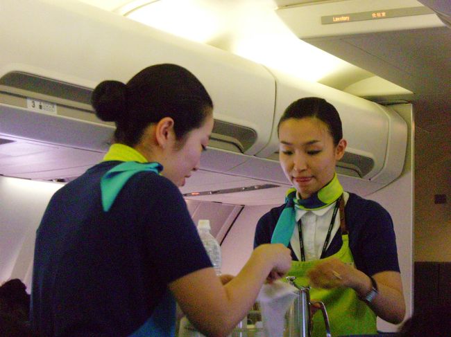 定刻通り18時10分出発<br />離陸すると程なくﾄﾞﾘﾝｸｻｰﾋﾞｽ開始<br /><br />低価格設定なのでドリンクが出りゃ<br />充分だろう…？との予想はハズレ