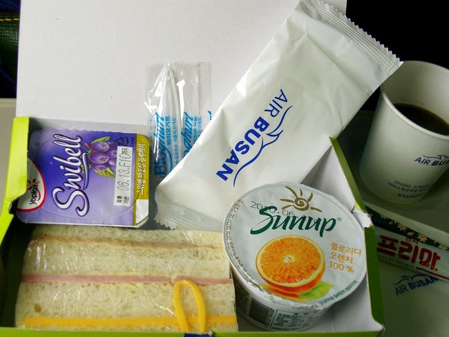 <br />軽食が出ました^^<br />ｻﾝﾄﾞｲｯﾁにﾖｰｸﾞﾙﾄ、ｵﾚﾝｼﾞｼﾞｭｰｽ<br />ﾄﾞﾘﾝｸはｺｰﾋｰ、済州島ｵﾚﾝｼﾞｼﾞｭｰｽ、ﾐﾙｸ<br />緑茶などが用意されていました。