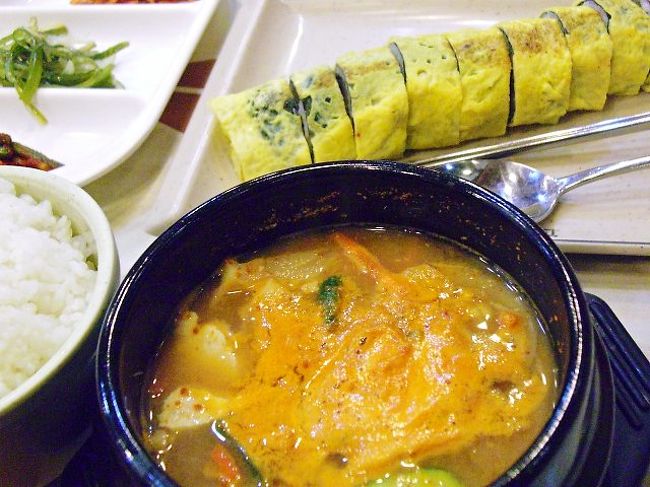 ほぼ定刻通り(19:30頃)到着<br />入国手続きを済ませ荷物を受取り<br />ﾘﾑｼﾞﾝﾊﾞｽ乗り場へ走ったものの<br />20時発に乗れず＞＜<br /><br />次の20時45分発に乗り南浦洞着が21時半<br />ﾎﾃﾙにﾁｪｯｸｲﾝして一息ついたら22時(悲)<br />食事処はほぼ閉店^^; 仕方なくキンパ天国が<br />釜山での１食目となった(寂し過ぎる)<br />炭水化豚まっしぐらメニューじゃ^^;<br /><br />