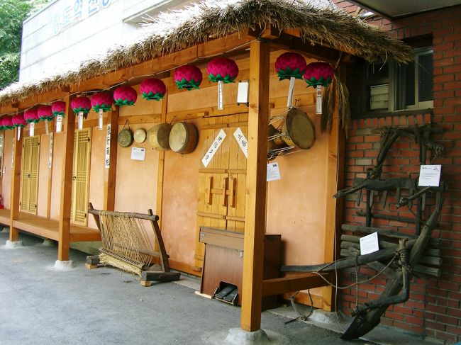 特に説明がなかったので時代背景が<br />定かじゃないけど…　手前に見える<br />オルガンがミスマッチ^^;<br /><br />足踏みオルガンを使っていた頃にも<br />清道ではこのような佇まいが普通に<br />見られたのかも知れませんネ