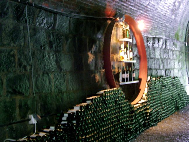 トンネル内で１〜２年熟成する。<br /><br />出荷を待っているワインか空瓶<br />なのかは未確認だけど…直置きの感じから<br />して空瓶に決定?!<br />熟成中のワイン達はレストラン奥に鎮座<br />してるはず^^
