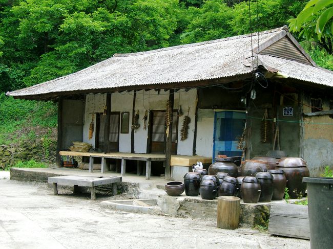 <br />ＴＶで見るよりずっと小さな家だった。