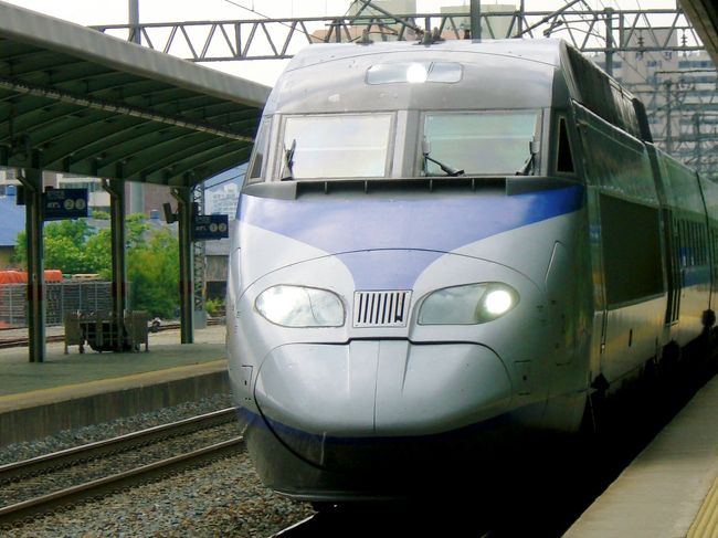 ＫＴＸに乗換える<br /><br />清道に停まる電車が少ないため<br />清道→東大邱→釜山のルートを選択すると<br />駅員さんに却下された^^;<br /><br />電車の遅れは日常茶飯事なので乗換え時間が<br />20分以内だと乗れない可能性があるそうだ＞＜<br /><br />　　確かに... 密陽行きムグンファも15分遅れ<br />　　ＫＴＸも10分遅れで到着したっけ…