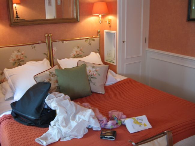 荷物は後から運ぶからと言われ、ポーターさんが部屋まで連れて行ってくれる。<br />エレベーター、狭い(笑)。<br />私たち二人とポーターさんが乗るとキュウキュウ。<br />まあ、これがパリのホテルさ。<br /><br />お部屋はフランス式４階（日本式５階ですな）。<br />事前に「なるべく上階を」とリクエストしておいたので、配慮してもらえたよう。　うれしい。<br /><br />部屋はオレンジ基調の暖色系でまとまった、かわいらしい雰囲気。<br />ほぼ、ホテルＨＰや口コミサイトでイメージしていた通りだ。<br />フランス窓が２つあって明るさも十分。<br /><br />ところで、そこで問題に気づいた。<br />「ポーターさんに渡すチップの小銭がない・・・。」<br />やばい。<br />ホテルに着くまで小銭を作る必要はないだろうと思っていたけど、このシーンでチップが要ることをすっかり失念していた・・・。<br /><br />ほどなく、ポーターさんがスーツケースを運んできてくれた。<br />「Merci.」<br />どうにもしようがなく、そう言うしかなかった・・・。<br />ごめんよ、ポーターさん！<br />私は「大丈夫。次に渡せばいいさ〜」と開き直ったが、夫はかなり気に病んでいる(笑)。<br />彼の意気はこれでますます消沈したようだ(笑)。<br /><br />みなさん、ホテルに着くまでに小銭を作っておきましょう(笑)。<br />