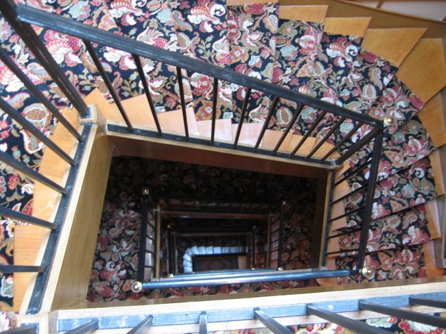 なんとか気を取り直して、街へ出る支度をする。<br /><br />私が事前に作った予定表では、ホテル着後３０分以内には出かけるつもりだったけど、<br />ここでなかなかどうして時間をとってしまう。<br /><br />荷物を開けたり、着替えをしたりしていると、<br />支度ができた時には約１時間も経ってしまっていた<br />（もっとも、帰国後カメラの時間表記を見て分かったことだけれど）。<br />旅はとかく予定通りにはいかない。<br />予定は余裕を持ちすぎなくらい持たせて組んで正解かと思います。<br /><br />エレベーター前の踊り場から、螺旋階段が見下ろせた。<br />パリといえば、螺旋階段。<br />いかにもでうれしくなる。<br /><br />