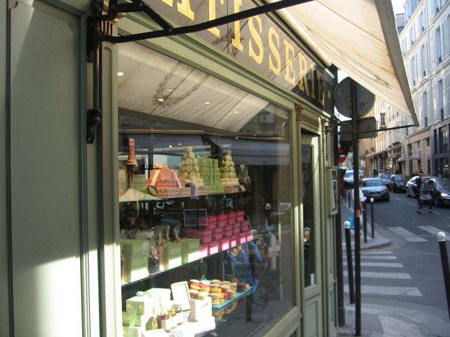 フロントまで降りると、スタッフさんが「すべて問題ない？」と訊いてくれる。<br />はい、ありがとう。<br />英語で訊いてくれるので英語で答える。<br />「オーヴォワ♪」<br />それでも、そういう挨拶だけはフランス語で。<br />それが、現地の人への敬意になる気がする。<br /><br />さて、通りに出る。<br />まずは、かの有名な「ラデュレ」へマカロンをつまみに行きたい。<br />街中で地図を広げていると狙われやすいかと、行きたい行程の道順をメモに書いておいた。<br />「ホテルを出て左折。○○通りに出たら右折して北上・・・」といった具合である。<br />・・・これが上手くいかない。<br />やはり地図上で目の前の光景と照らし合わさなければ、方向感覚がつかめないのだ。<br /><br />迷いながら、レンヌ大通りまで出て歩く。<br />道の両側にはたくさんのお店。<br />そしてたくさんの人。<br />タクシーの中で感じた圧倒される感じが再びやってくる。<br />私の中で、パリのイメージがなんというか少しずつ覆っていくような感じだ・・・。<br /><br />道行く女性たちがみなおしゃれだ。<br />特に着飾っているわけではないけれど、どこか洗練されている。<br />「抜け感がある」という感じか。<br />ああ、やっぱりパリジェンヌなんだ。<br />「パリの人はそんなにおしゃれじゃない。旅行者がおしゃれしすぎると浮く」と書いてあった本もあったが、どうして、やはりここはパリなのだった。<br />少しだけ、自分の長くない脚と服装が気になってくる・・・。<br />だいたい、悲しいが日本人は脚の長さと肌の色、髪の色からして負けている。　それはもう、民族としての優劣を感じる(笑)。<br />だから少し気合いを入れておしゃれするぐらいでやっと勝負できるのではないか。<br />パリではぜひ、おしゃれすることをおすすめします。<br /><br />サンジェルマン大通りを横断すると、少しだけ静かなエリアに入った。<br />ヴィトンやディオールのウィンドウも見える。<br />通り名を確認しつつ進むと、「ラデュレ」発見。<br />あやうく通り過ぎるところだった。<br />思っていたより、店構えとしてはこぢんまりしている。　ちょっと、入りづらい・・・。<br />しかし、ここは。<br />思い切ってドアを開けると、狭い空間にけっこうお客さんがいる。<br />みんなショーケースをのぞいて注文しているみたい。<br />座ってお茶したかったんだけど、サロンはどこだろう・・・。<br /><br /><br /><br /><br /><br /><br /><br /><br /><br /><br /><br /><br />