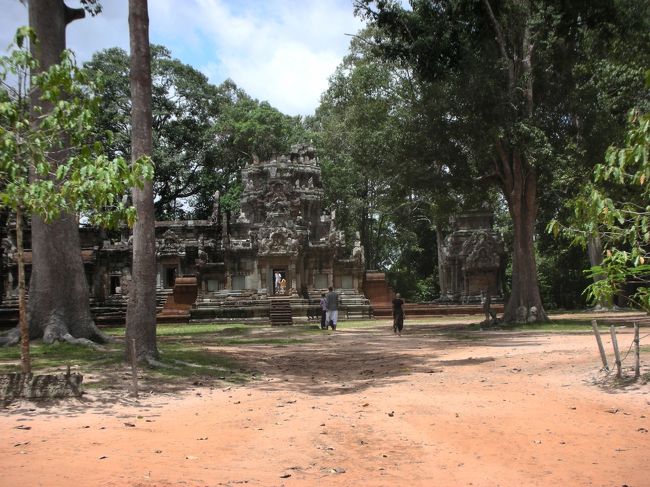 通りすがりの遺跡シリーズです。<br />これは、トマノンの道向かいにある、チャウ・サイ・テボダ。<br />12世紀、スールヤヴァルマン2世。<br />こちらも、車の中から写真を撮っただけで通過。<br /><br />遺跡がいっぱいありすぎー。<br />ここは奈良か？と思ってみたり。<br />遺跡が好きな人にとっては、一週間あったって時間が足りないことでしょう。