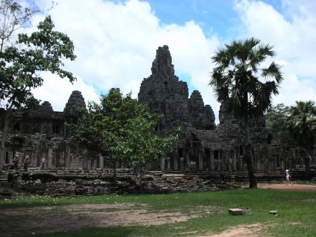 アンコールトムの勝利の門を通り、いよいよバイヨン入場です。<br />門そのものは車で通れるのーっ！？という幅でしたが、その中はとにかく大きい。広い。<br />アンコールトムは城壁都市で、この中にいくつもの遺跡があります。<br />寺院を作る人たちなど、何万人もの人が住んでいたそうです。<br />多くの建物は木造だったために残されていませんが、町の姿を想像しながら移動するのは楽しいです。<br />その中で、バイヨンというのは、ジャヤヴァルマン７世が作った仏教寺院です。