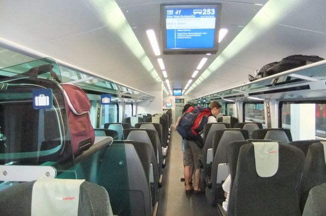 車内。<br />だいぶ快適。人がそんなにいないというのもあったけど。<br />通路の向こう側に座ってたオーストリア人にやたらビールを勧められた