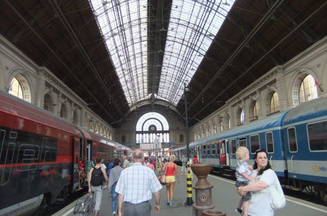 Budapest Keleti station<br />ブダペスト東駅に到着。約3時間。<br /><br />駅で両替。とりあえず£30分をチェンジ。だいぶレートが悪い(前にいた日本人の人が言ってた)