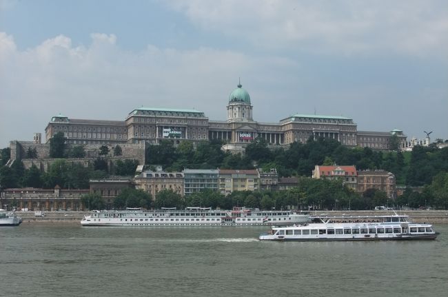ドナウ川と王宮<br /><br />駅を降りて方向が全くわからんのでオレンジのベストを着たそのへんにいっぱいいる観光案内の呼び込みのねーちゃんにドナウ川の方向を聞く。<br />