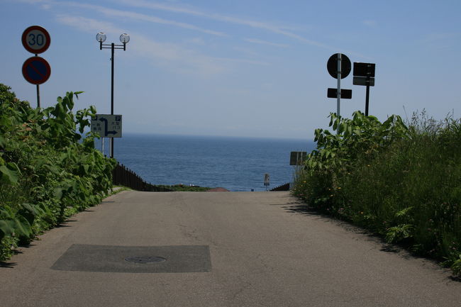 谷地頭の電停から歩いて岬へ向かう。<br /><br />啄木一族の墓を過ぎるともうすぐだ。