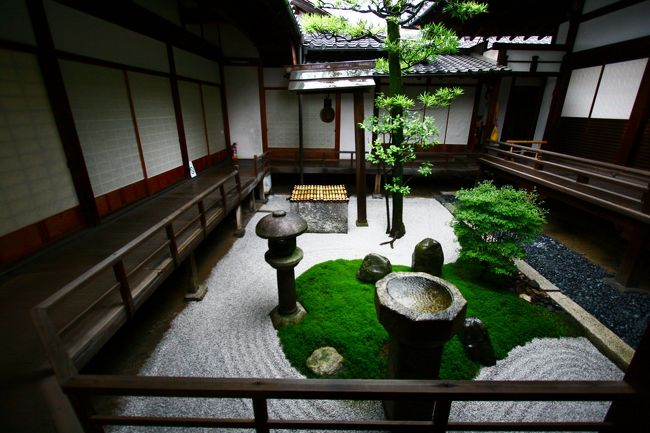 向きを変えれば別の御顔。。