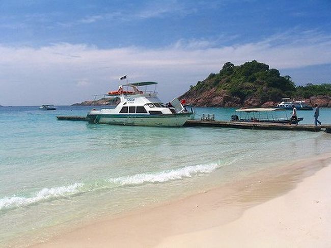 空港→ジェッティ（バンで移動）→高速ボートでホテルへ。<br />写真はパシール・パンジャン唯一の船着き場。<br />ダイビングやスノーケリングに出発する際に、使ったり使わなかったり（リゾート前のビーチ沖までジャブジャブ歩いて行って、直接ボートに乗り込んだりもしてた）。<br /><br />ちなみに乗ってきたボートと写真のボートは別物で、もう1ランク落ちるくらいのボートでした。<br />タクシーもそうだけど、マレーシア人は高速運転が好きだね！<br />すんごいスピードでした。