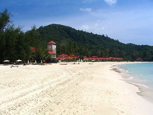 ここからホテルまでは、徒歩！！<br />リゾートにはお迎え用の大型車両もあるのですが、この時は来てくれず・・・<br />荷物は迎えに来てくれたお兄さんが運んでくれましたが、サンダルだった私は歩きにくいことこの上なし。<br />ビーサンに履き替えておけばよかった。