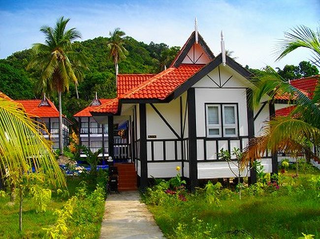 サリ･パシフィカにはシーフロント・ヴィラとガーデン・ヴィラがあり、我々は1泊588MRのガーデン･ヴィラ（シーフロントは788MR)。<br />2階建てで1棟4部屋のアパートみたいなタイプもありましたが、今回我が家となったのは1軒家タイプのB-21でした。<br />リゾートのちょうど真ん中くらいに位置してます。