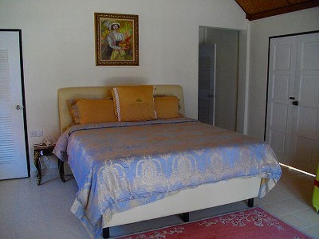 ドアから3歩の位置にある、キングサイズのベッド。<br />写真左奥のドアがウォークイン･クローゼット、手前にバルコニー、右奥はバスルームとドレッシングテーブル（リゾートHP表記より）があります。