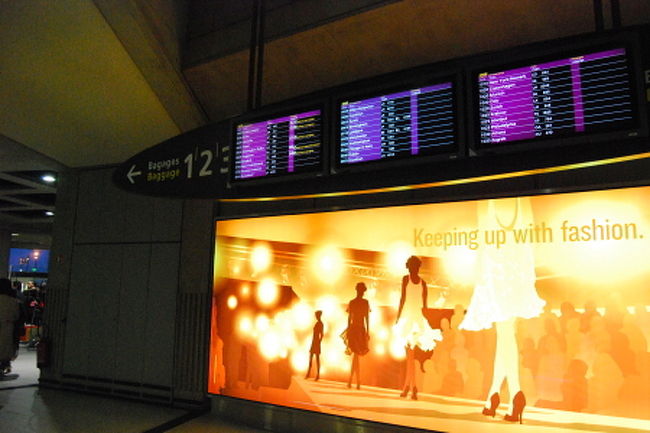 早朝にCDG空港に到着。<br />こうして到着した日を丸一日遊べるのもエバー便利用のメリット。