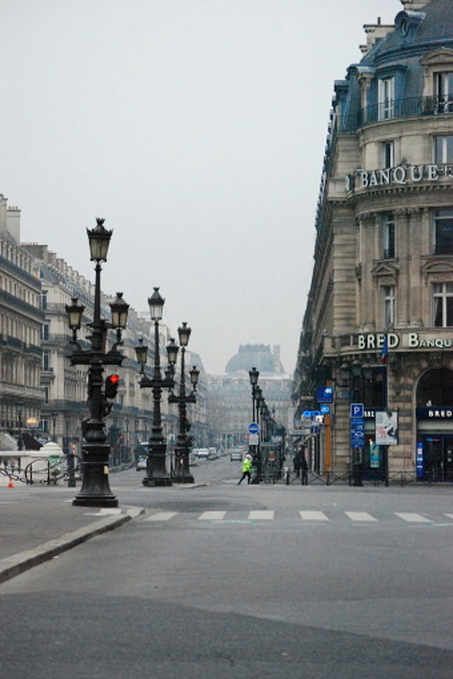 ロワシーバスは渋滞にあうこともなくパリ市内に到着。<br />車の少ない静かなパリの街。<br />土曜日ということもあり、またこれも早朝のメリット。
