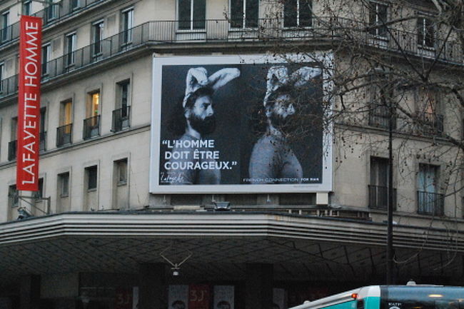 ギャラリーラファイエットの看板広告。<br />キャッチーです。