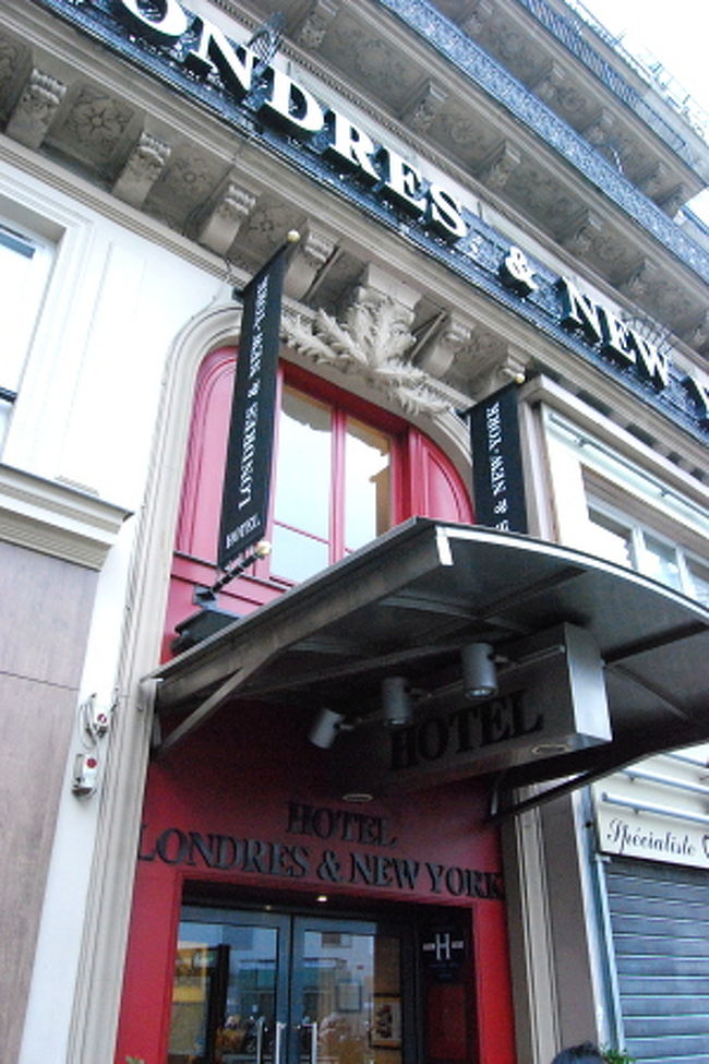 オペラ・ガルニエ前でバスを下車しスーツケースをごろごろ押しながらのんびり歩くこと約7〜8分。<br />ホテルに到着。<br />途中、コンタクトが片目だけ取れてしまった（汗<br /><br />今回のお宿は「ロンドレ・エ・ニューヨーク」<br />サンラザール駅の真ん前で、ホテルから1歩出ればメトロの入り口の階段。<br />かなりの好立地(*´∀｀*)b イェーイ☆