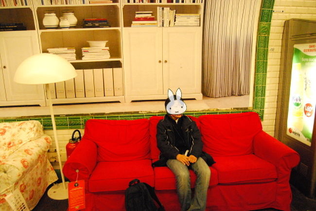 お友達の息子くん。<br />実はここ、地下鉄のホームなんです。<br />IKEAの企画で、IKEAのソファが置かれています。<br />後ろの棚などはポスター。<br />こんな感じに、たくさんの駅にIKEAのソファがディスプレイされていました。