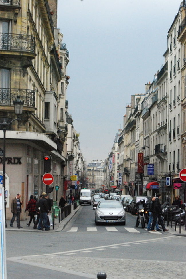 荷物を置きにホテルへ戻り、一呼吸おいてから今度はモンマルトル方面へ再びメトロに乗りました。