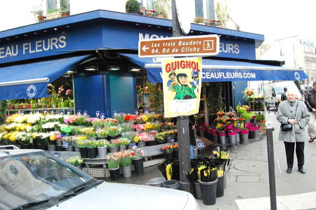 狭い道を登っていくと、パリらしい可愛いお花屋さん。