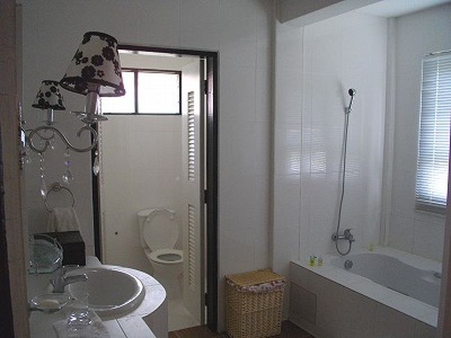 バスルームは明るくて、トイレも扉が閉まる独立したつくり。<br />右手前に別ブースのシャワールーム（レインシャワー）があったのだけれど、水が出ず・・・<br />修理をお願いしても結局誰も来なかったので、バスタブのシャワーがあるからいいやと諦めました。<br />お湯は問題なくたっぷり出ました。