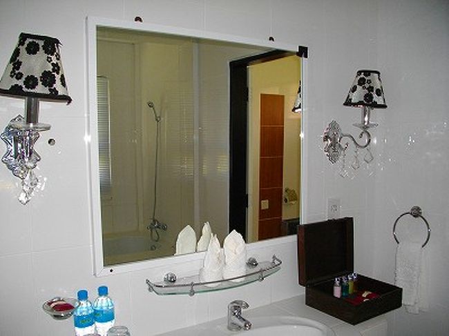 洗面所に置かれたペットボトルは、毎日補充してくれます。<br />右側にある木のボックスにはアメニティが入ってますが、なんとシャンプーなどの容器は使い回し！！<br />文字が消えかかっていて、どれが何やら？？<br />正解はリンスインシャンプーがクリーム色の液体、ボディジェルが透明な黄色の液体、バスジェルが青い液体、でした。<br />初日はボディジェルでシャンプーしちゃったよ（＞＜）<br /><br />陶の容器に入れて中身だけ補充するリゾートはあったけど、ちゃ〜んとオシャレな陶器だったけどなあ。<br />これはエコっていうより、ちょっと寂しい気分・・・