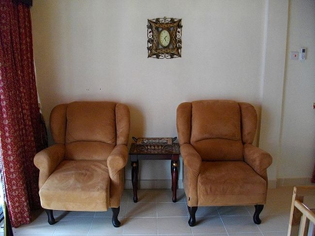 バルコニー側に置かれたモフモフ素材のソファ。<br />正面には薄型TVが置かれてたけど、当然のように映らなかったよ〜。もう笑おう！<br />まあTVのない南の島には慣れてるので、別にいいのだけれどね。