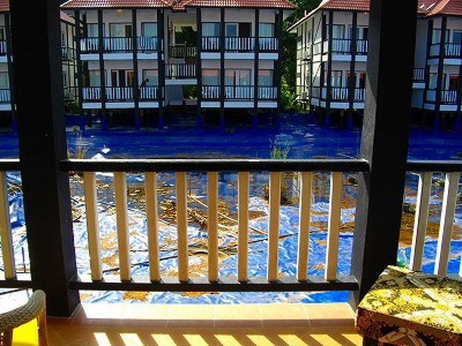 そして衝撃的過ぎる、バルコニーからの眺め！！<br />青いビニールシート敷きの、干からびた池ぇぇぇ？<br />リゾートの奥は工事の真っ最中だったけど、まずここからやって欲しいよ。。。<br /><br />私はあまり部屋の眺望にはこだわらない（オーシャンビューとか高層階とか気にしない）性質だけど、さすがにこれはヒドイ。