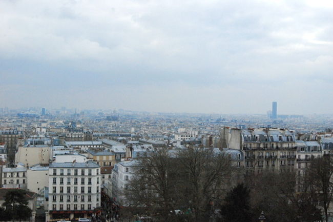 同じくモンマルトルの丘から。<br />パリ市内の景色。