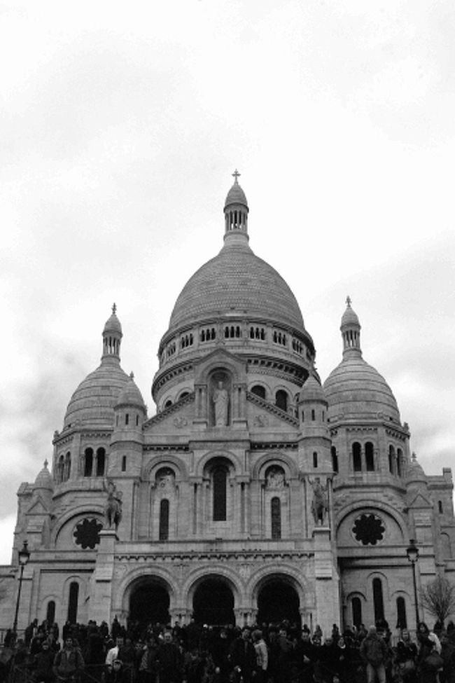 サクレクール寺院。<br />こちらも毎度お馴染みの画像になってしまうので、（今回お天気も曇りだったので）モノクロで。