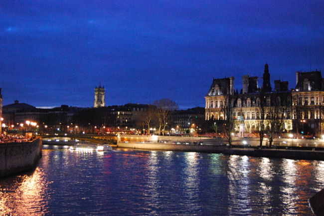 サンルイ島には可愛い雑貨屋さんがたくさんあります。<br />皆それぞれショッピング（orウィンドショッピング）を楽しみ、一通り遊び日も暮れてきて、テクテク歩きシテ島へ。