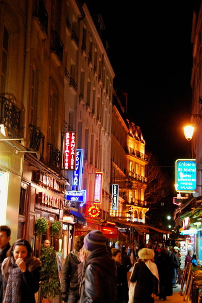 シテ島から南下し左岸に渡りオルセー方面へと歩いて行くと、何やら賑やかな通りを発見。<br />私はパリでレストランの客引きなどこれまで一度も見たことなかったのだが、このエリアではレストランがこぞって客引きをしているじゃありませんかっ！（驚）