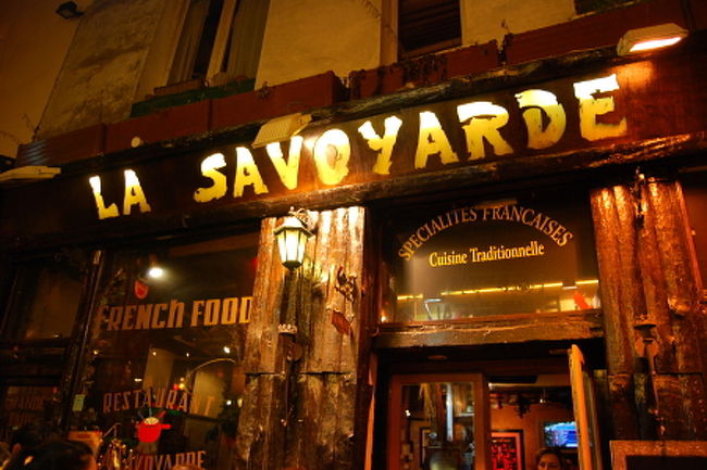 何だか頭の中が？？？だったけど、見せてくるメニューの定食がリーズナブルであり、エコノミーな旅ということもあり、そしてまた雰囲気に圧倒されオモシロ半分でそのうちの1店に入店。<br />