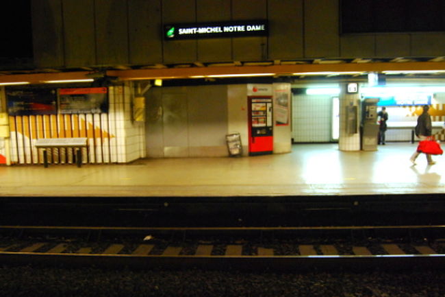 歩いてメトロ、RERに乗りエッフェル塔を目指します。