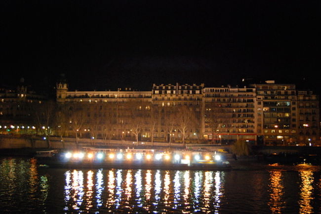 セーヌ川を遊覧する船