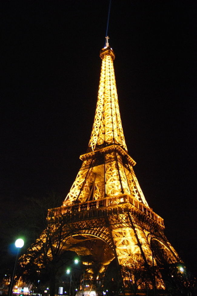 いつ見ても美しいエッフェル塔。<br />寒かったけど、皆を連れてこられて良かった。